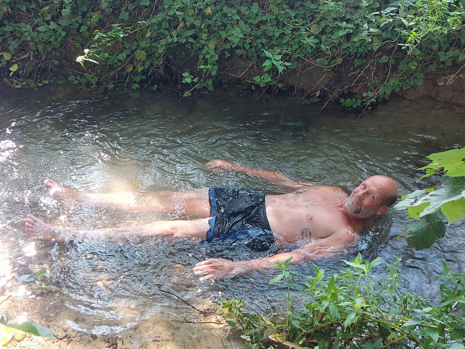 Dennis in koud water